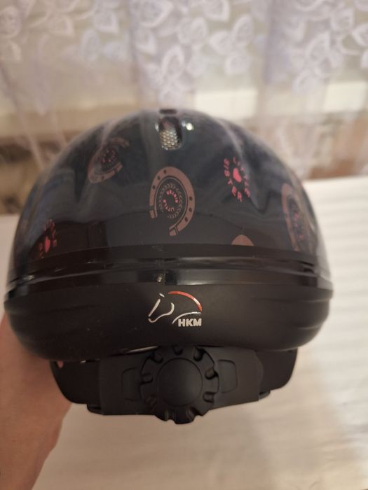 Шолом для верхової їзди.