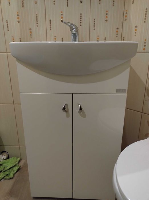 Szafka łazienkowa wraz z umywalką oraz baterią
