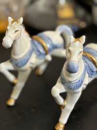 Dois cavalos em porcelana azul e branco biscuit