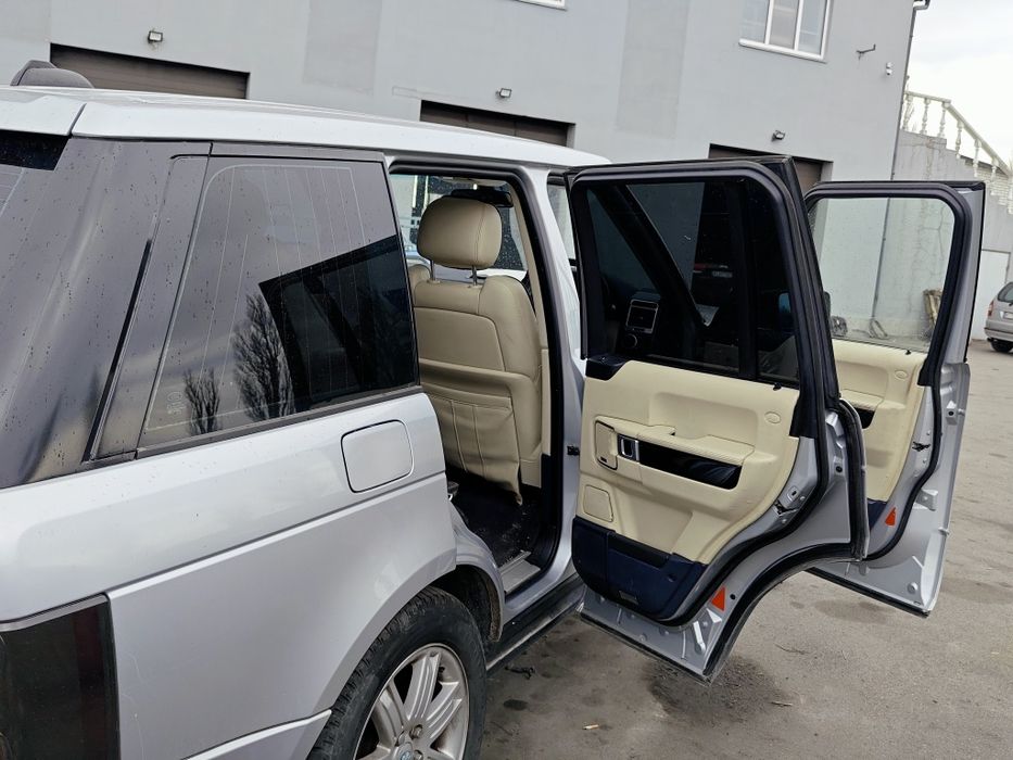 Розбираю лендровер  3.6 вог бі турбо . Запчастини кузовні е