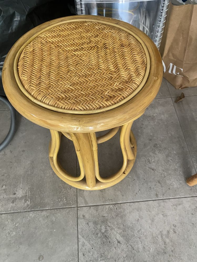 Sprzedam 2 krzesla, taboret rattan