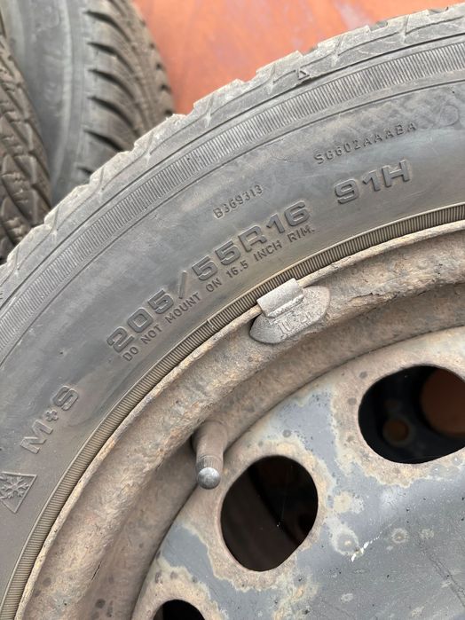 Opony z felgami stalowymi 205/55 R16 + kołpaki VW