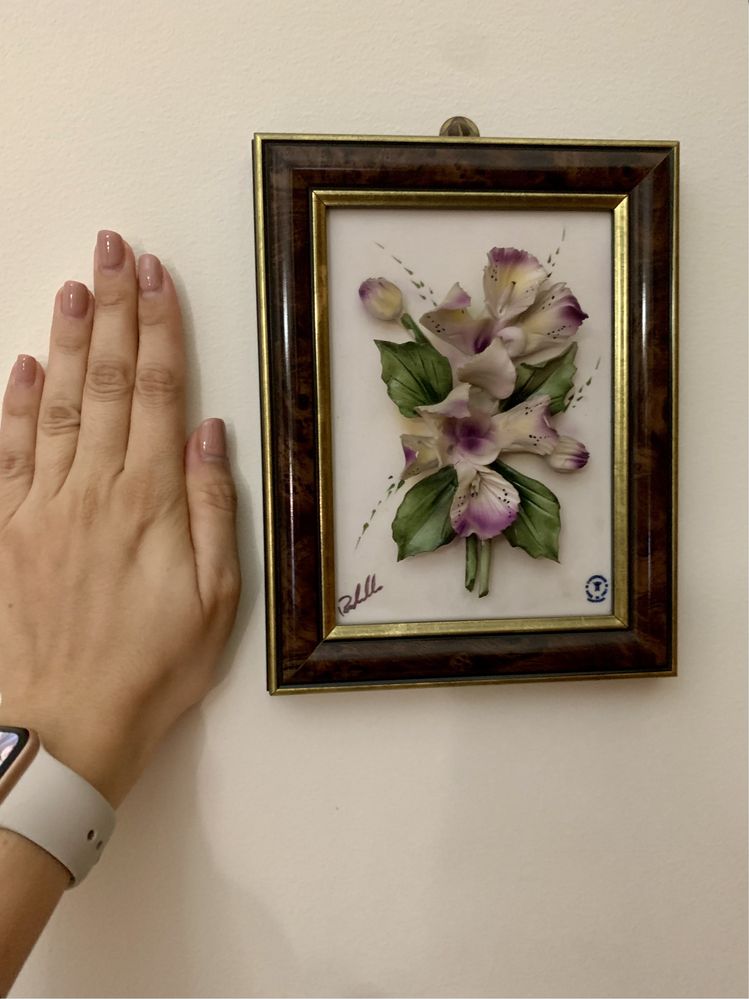 Quadros decorativos com flores em relevo em porcelana