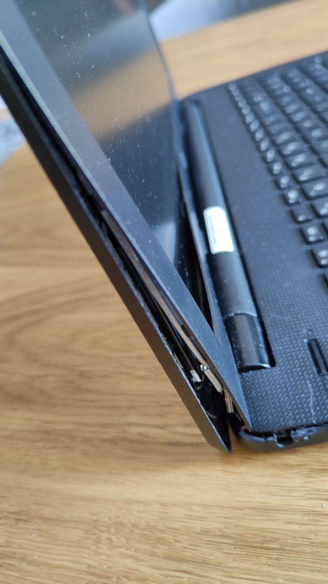 Laptop HP uszkodzona obudowa