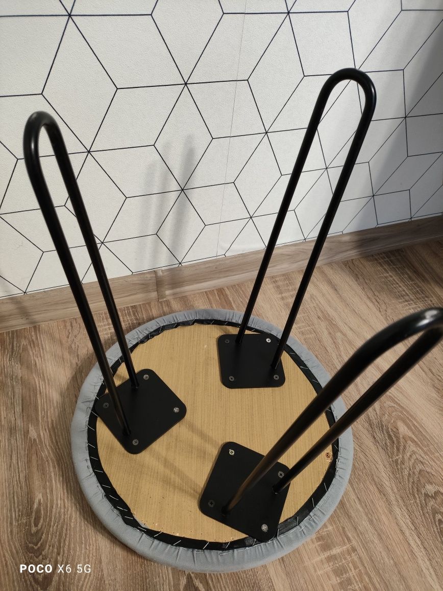 Taboret stolik trójnóg