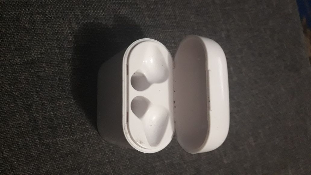 Продам кейс під наушнікі  Airpods