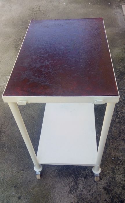 Mesa de apoio metálica com rodas