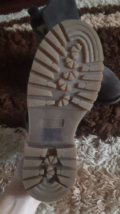 Новые замшевые зимние ботинки.