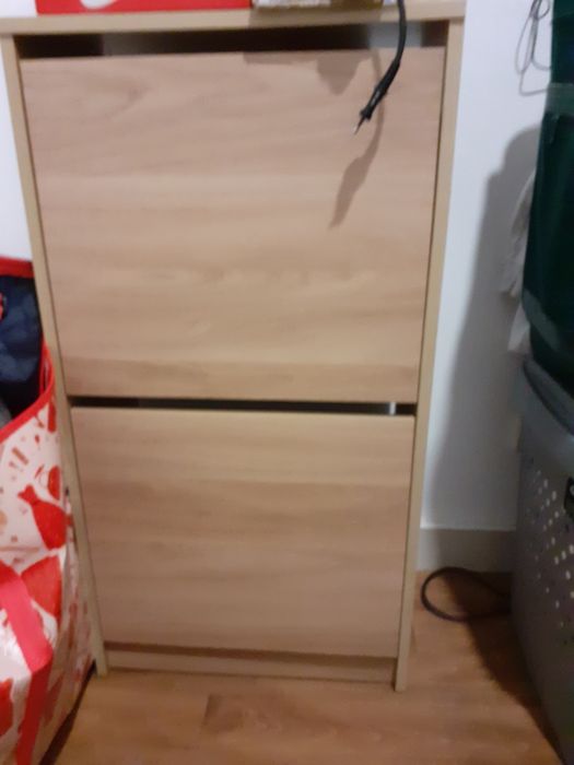 Sapateira de duas gavetas em bom estado