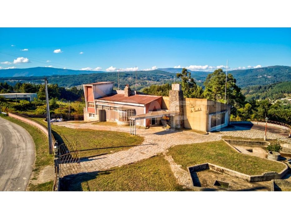 Quinta com moradia com projeto Oscar Niemeyer