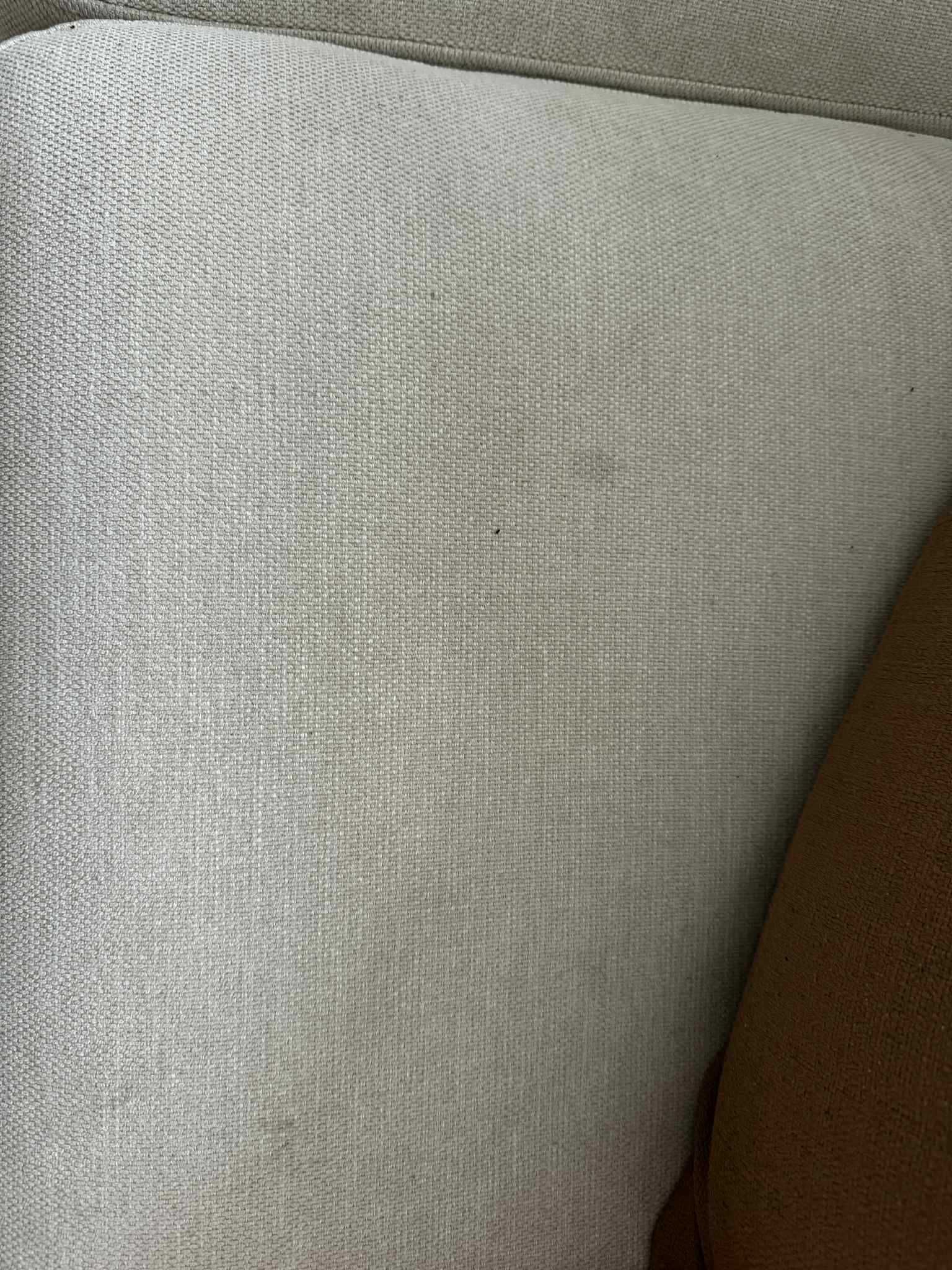 Beżowa sofa rozkładana z materacem