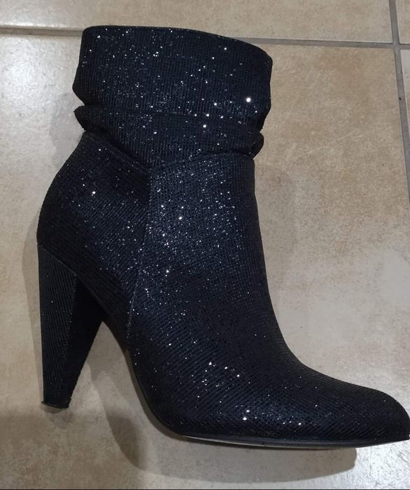 Śliczne błyszczące Botki na słupku