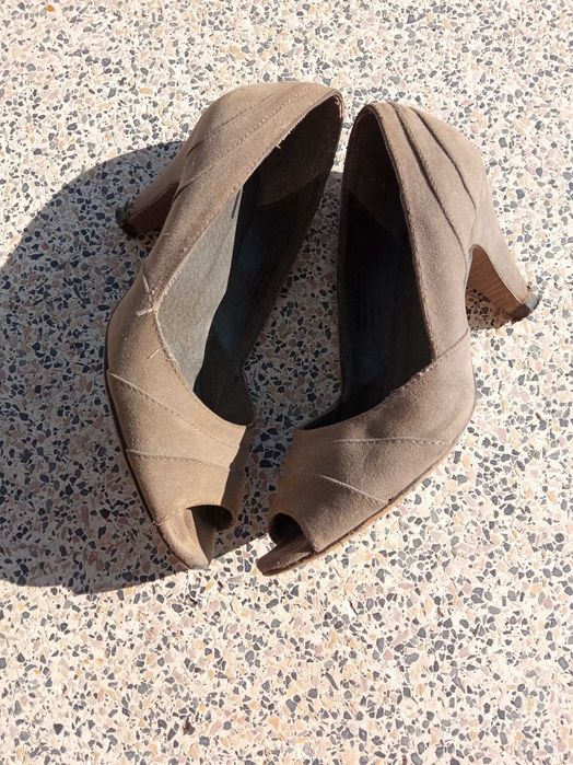 Sandalias 39 em camurça cinzenta.