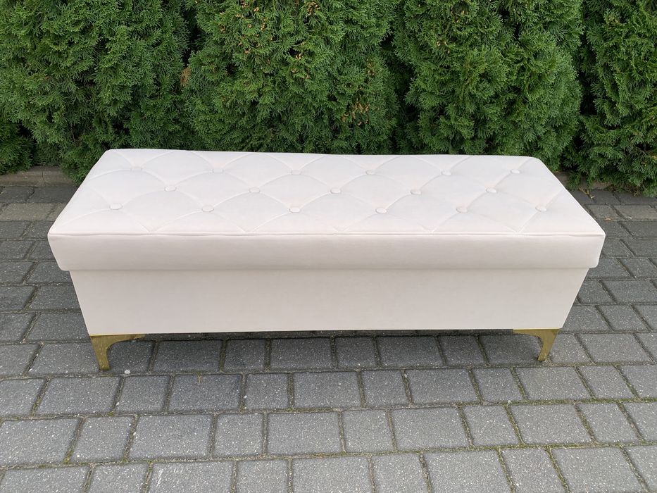 Pufa do sypialni dostwka do nakładania butów