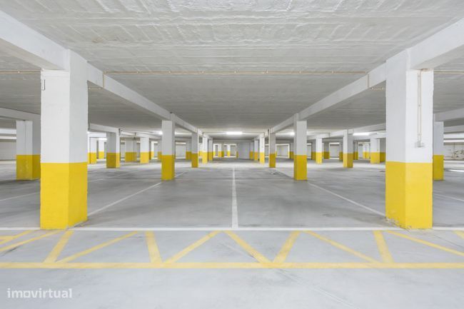 Parque de Estacionamento Coberto à venda no Centro de Valença