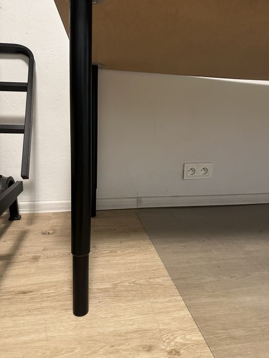 Czarne biurko IKEA 150x75 cm z regulowanymi nogami