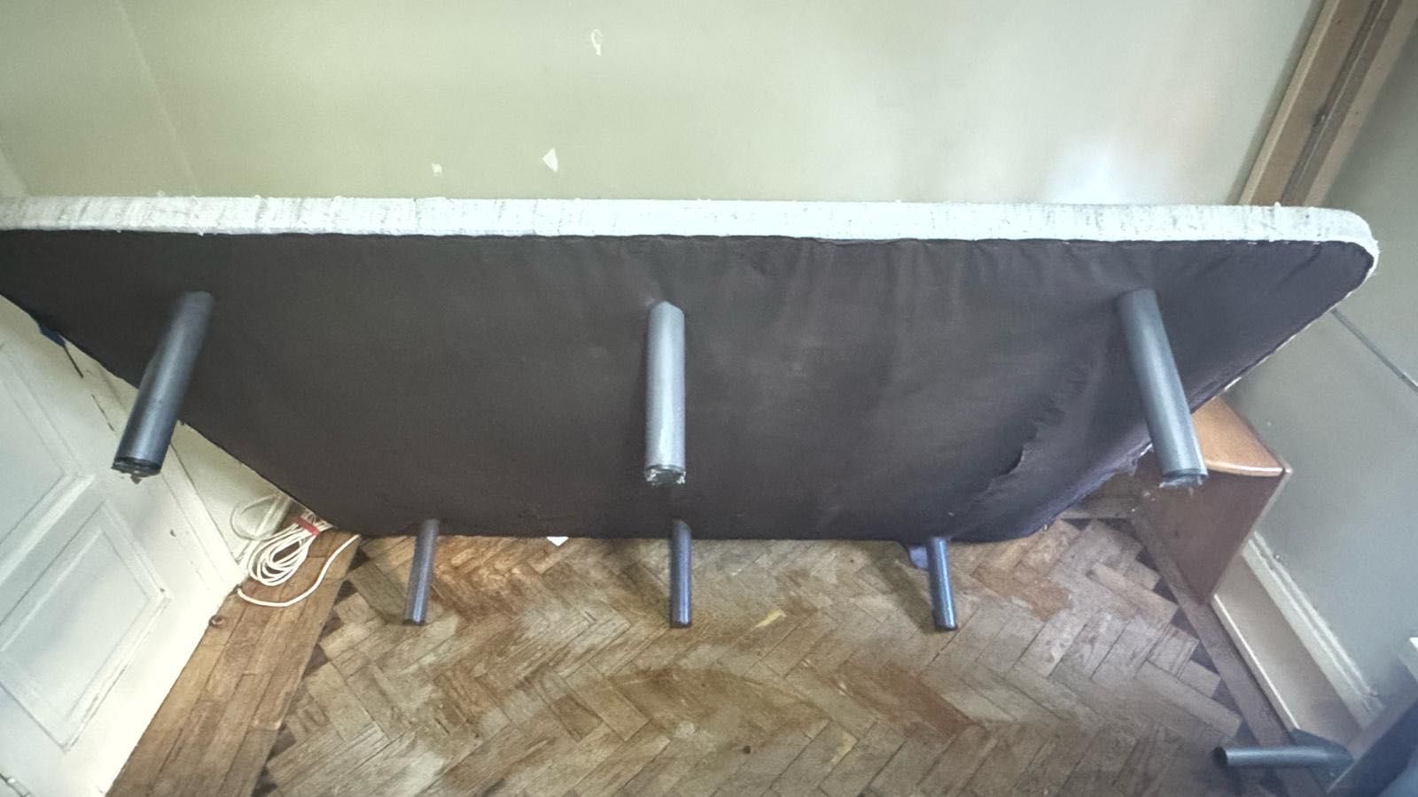 Cama de casal, venda com colchão. 140 x 190cm.