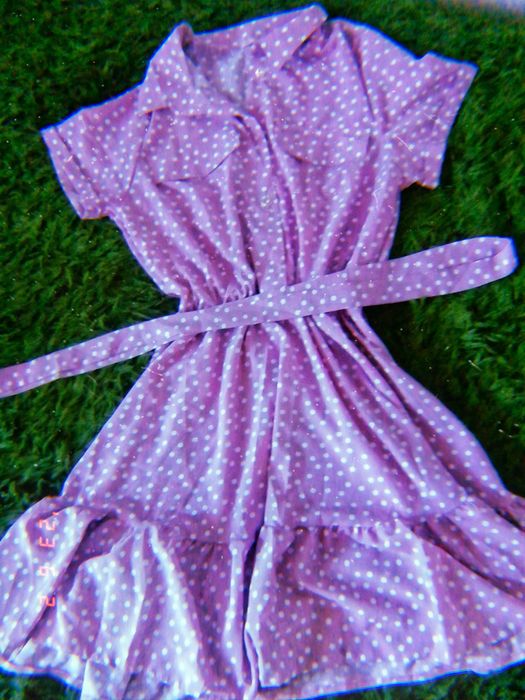 Сукня в  горох, в кольорі світлий  бузок