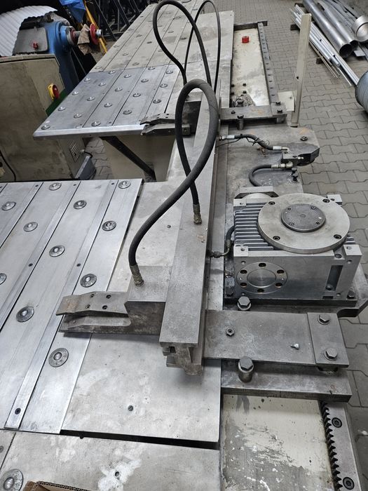 Podajnik blachy z napedem serwo