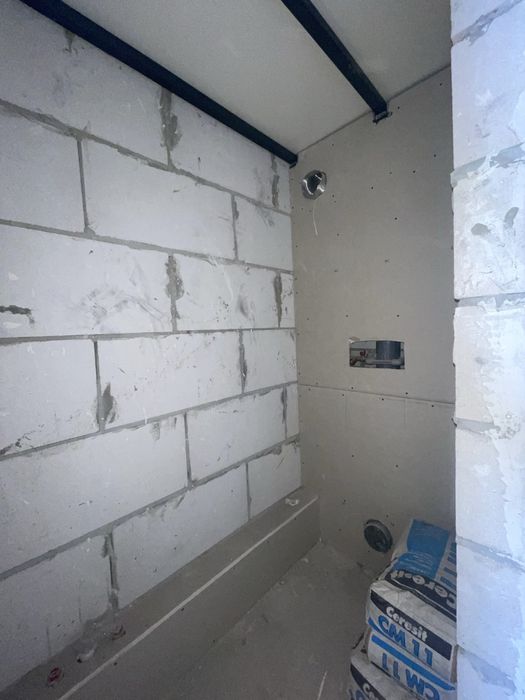 Продам дворівневу з чорновим ремонтом м. Академіка Павлова