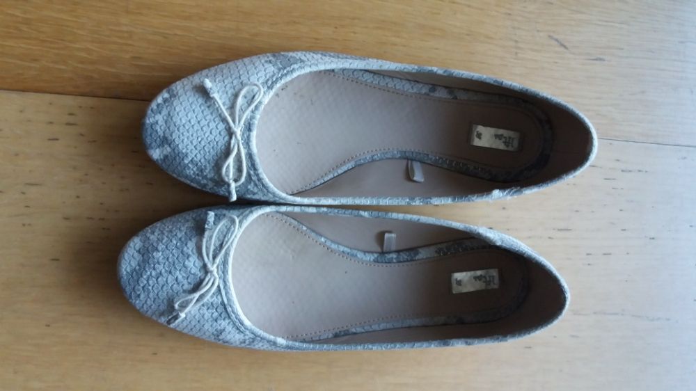 Sabrinas e sandálias. 38