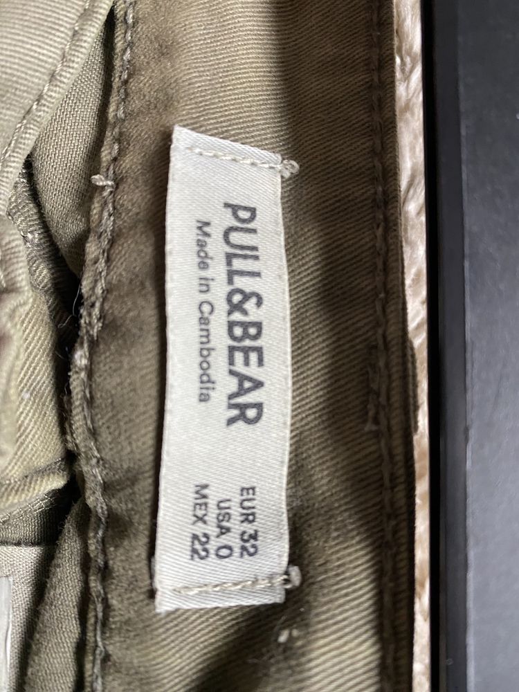 Zielone jeansy cargo z Pull&bear rozmiar.32 stan bardzo dobry