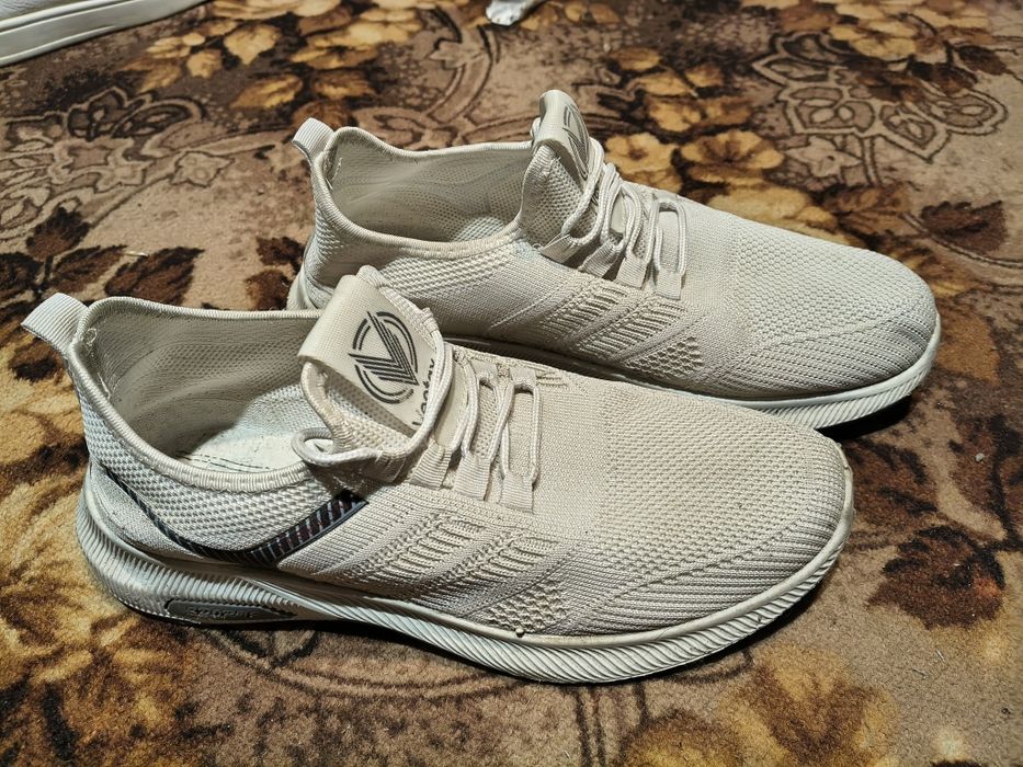 Білі кросівки сітчасті