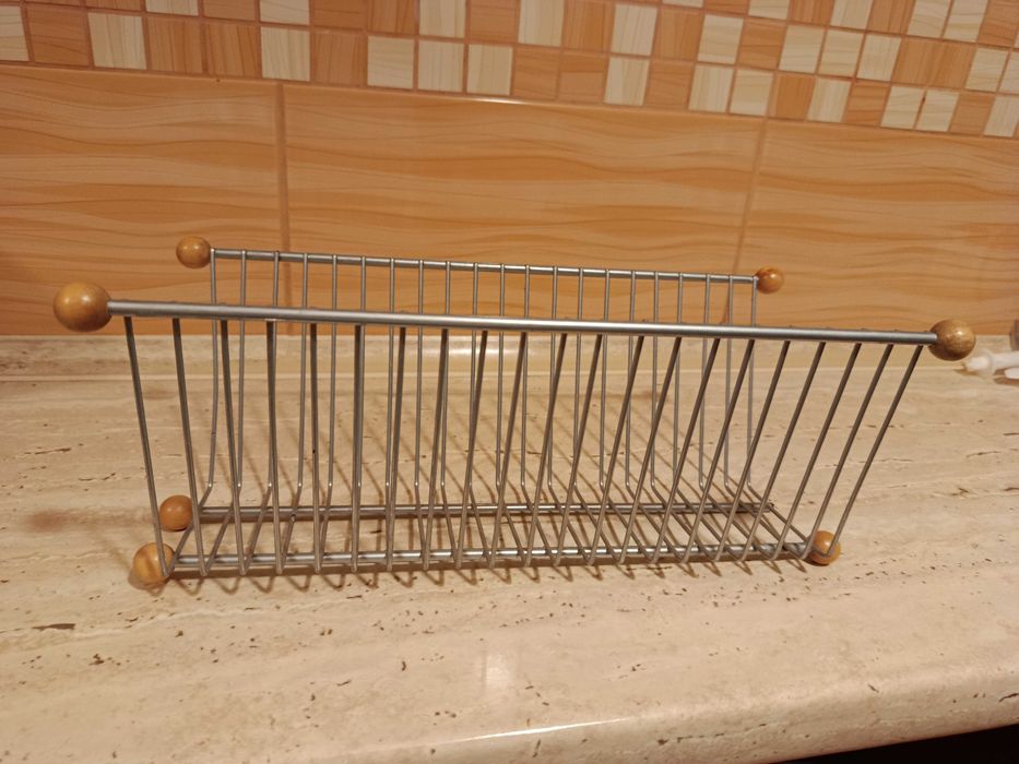 Mały metalowy stojak na płyty cd