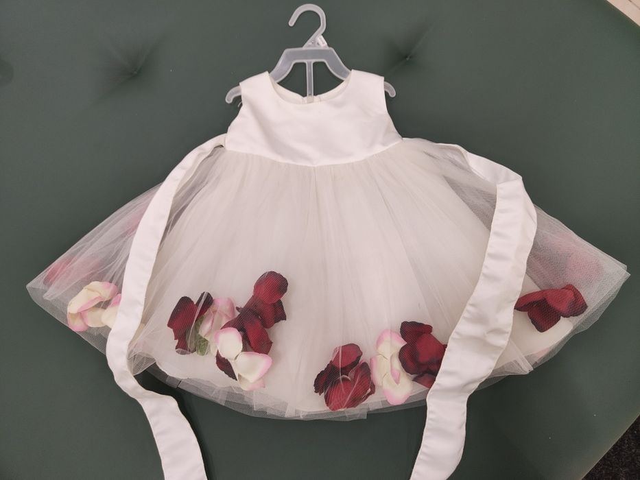 Дитяча святкова сукня.