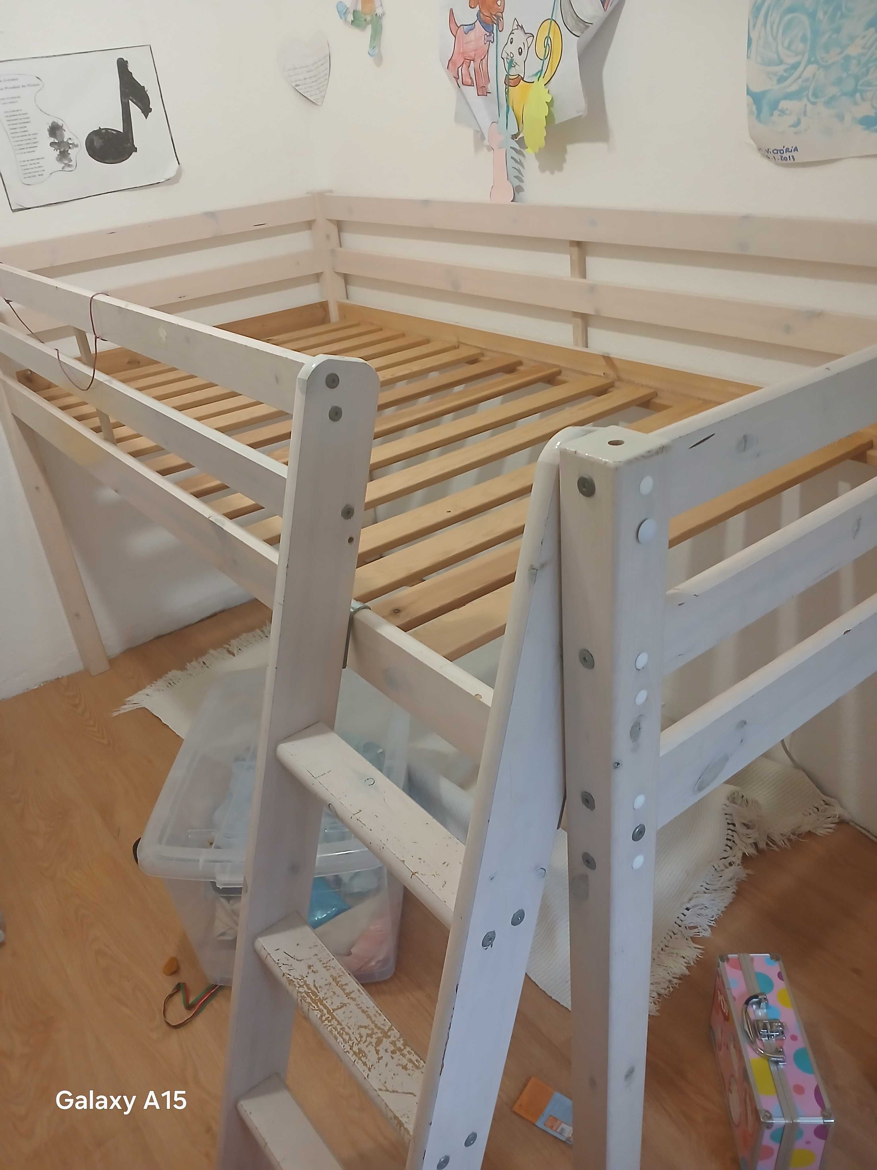 Cama de criança com espaço para arrumação e brincadeira