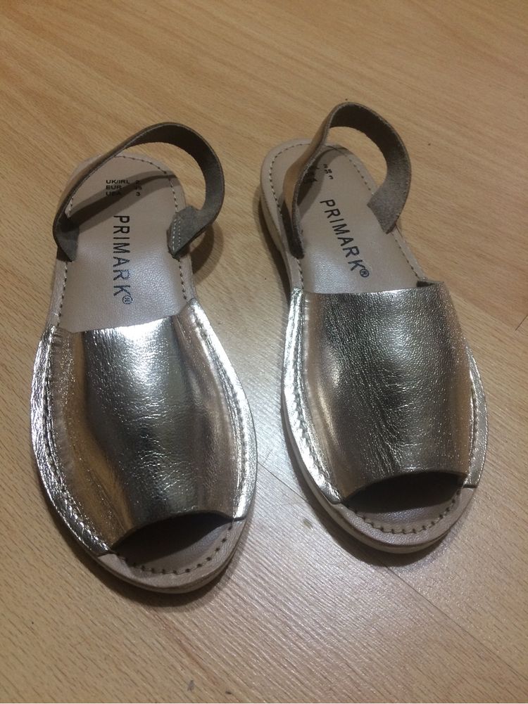 Sandalias prateadas n 35