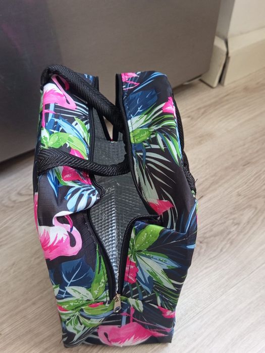 Nowa torba termiczna śniadaniowa o wymiarach 23x19x13 cm.