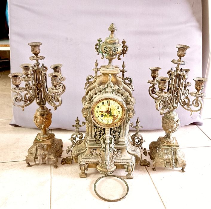 Relógio antigo de bronze