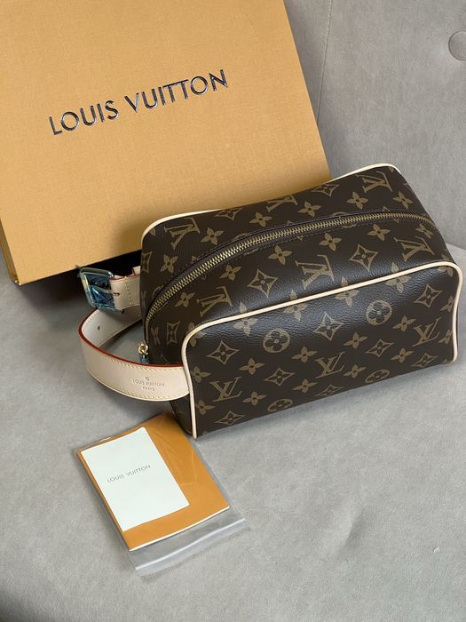 В наявності косметичка LV Louis Vuitton