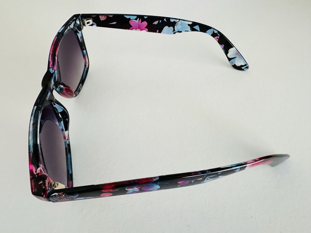 Óculos de sol pretos com padrão floral + bolsa