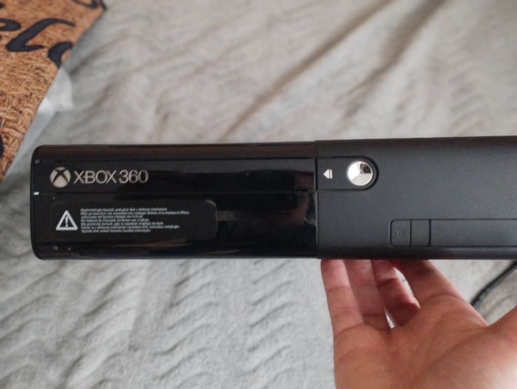 Xboks 360 z Kinectem i grami