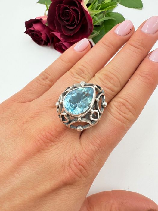Pierścionek z blue topazem w ozdobnej oprawie