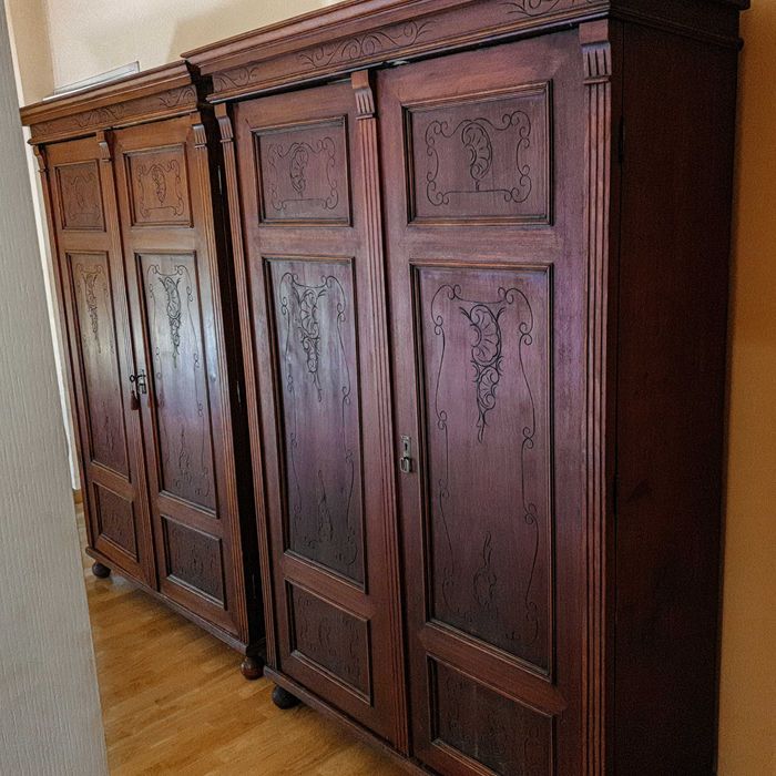 Dwie rustykalne szafy z lat 20. XX wieku - mahoń rzeźbione ornamenty