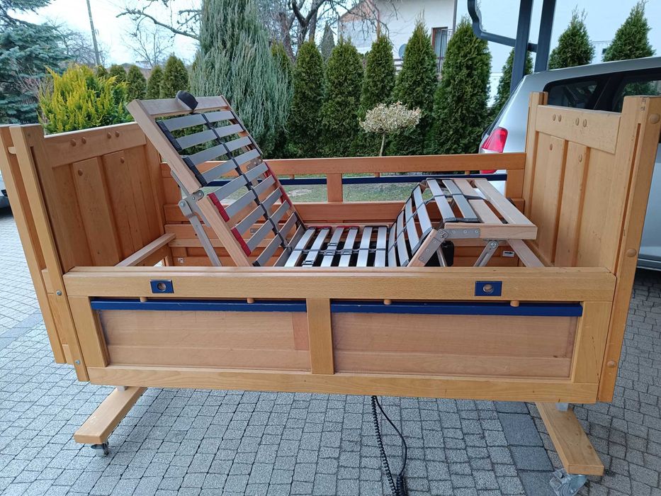 Łóżko  z wysokimi barierami ochronnymi sterowane pilotem