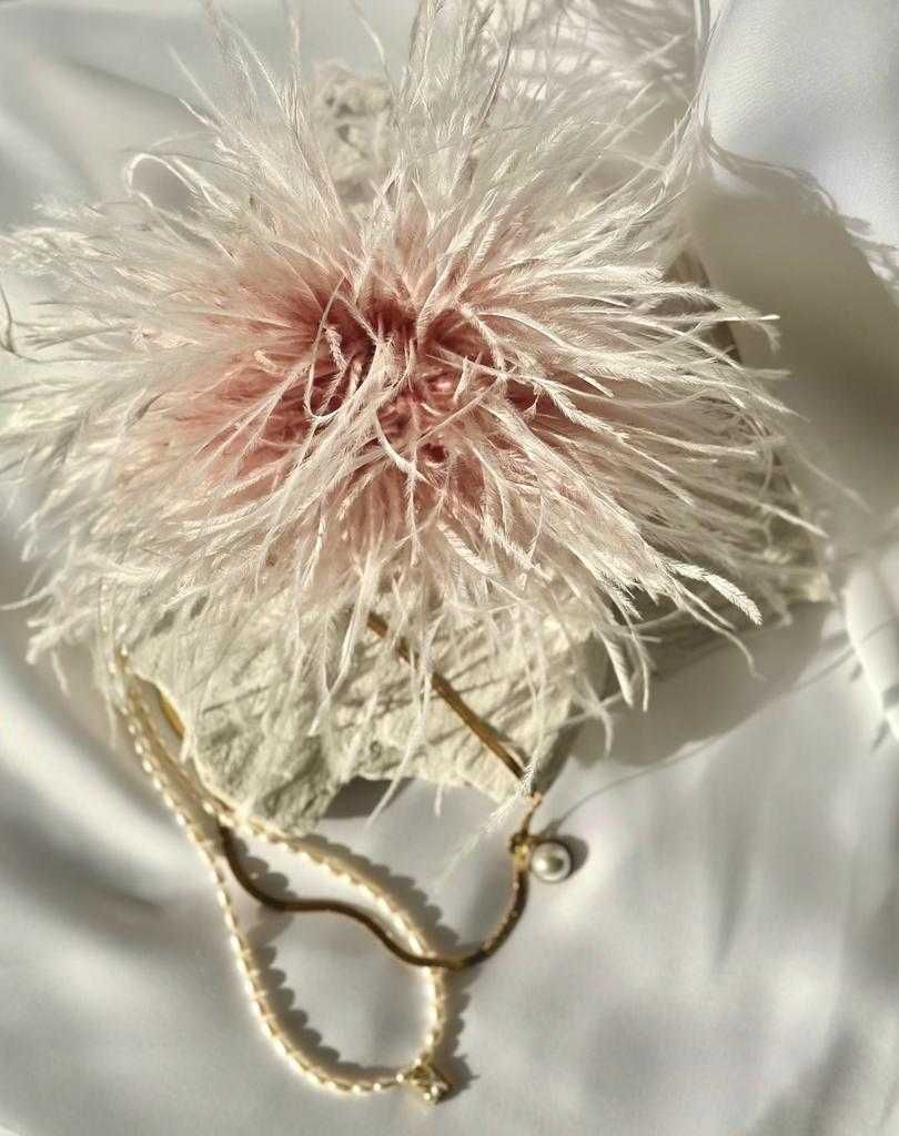 Broszka ze strusich piór ombre pudrowy róż