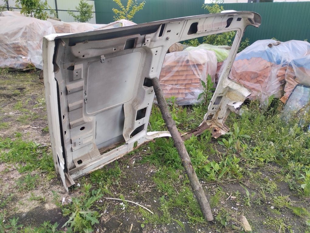 Кабіна атего ліва четверть.