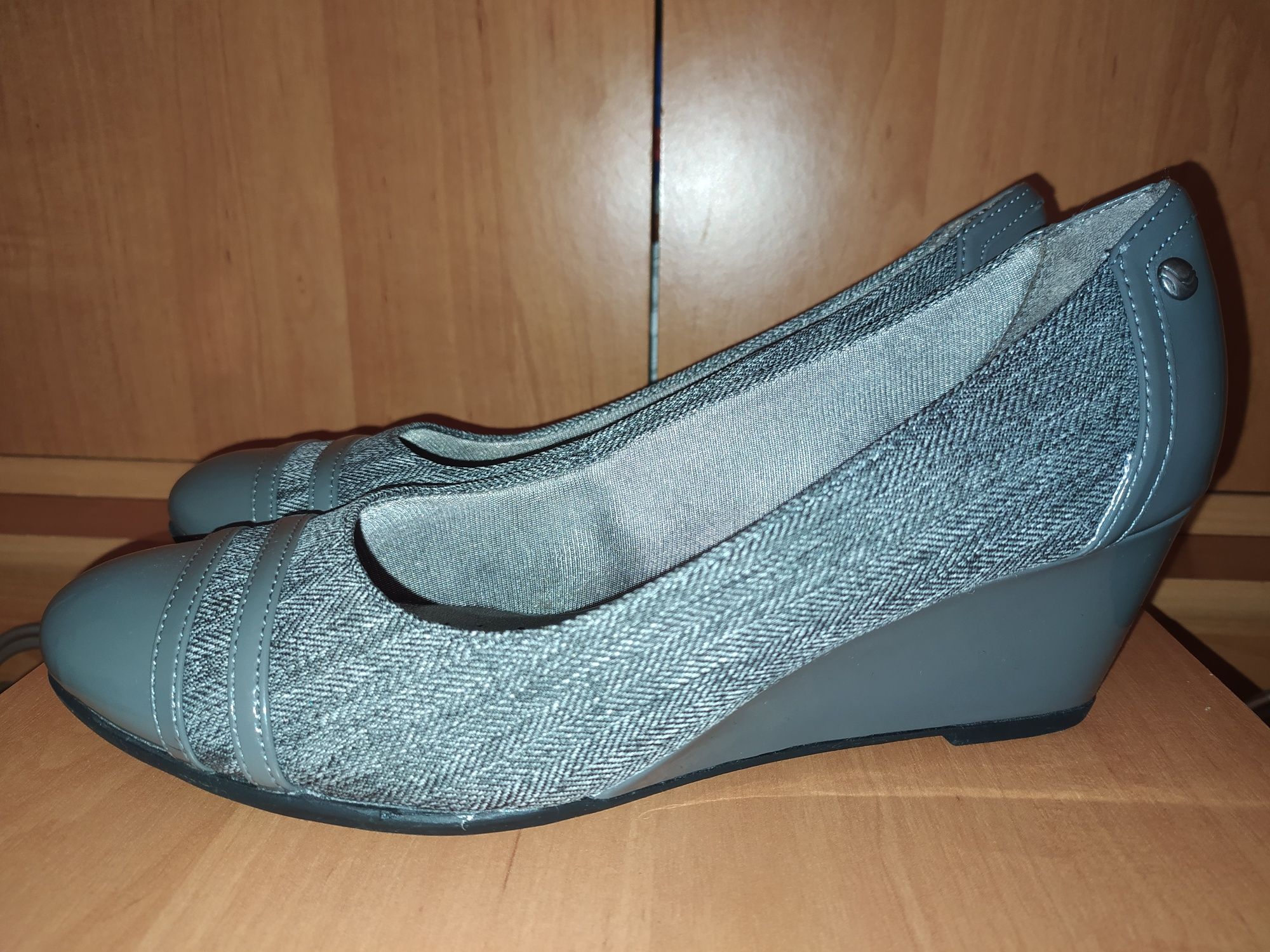 Продам женские туфли размер 38 стелька 24,5 см в идеальном состоянии.