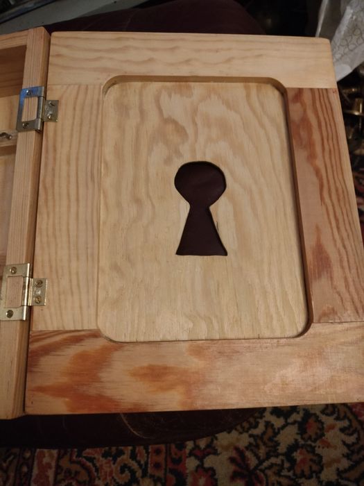 Drewniana szafka na klucze