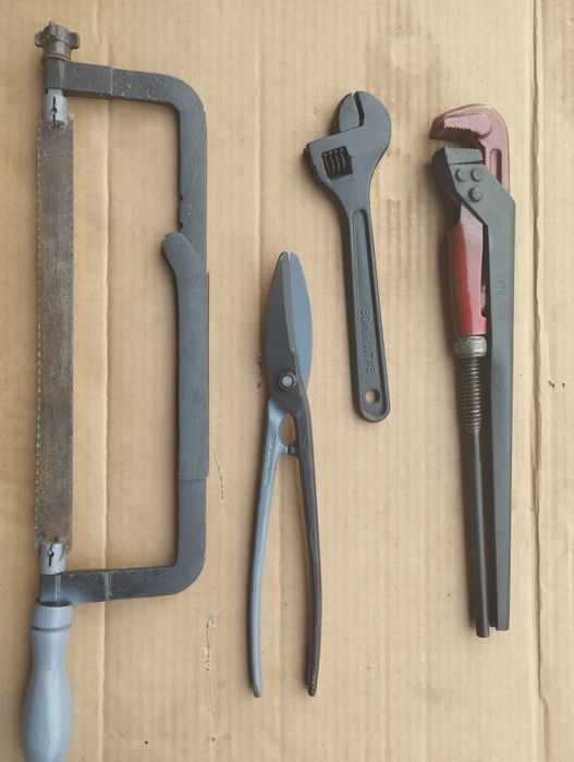 Ножовка по металу,ключ трубний №2,ножиці по металу, ключ розвідний.СРС