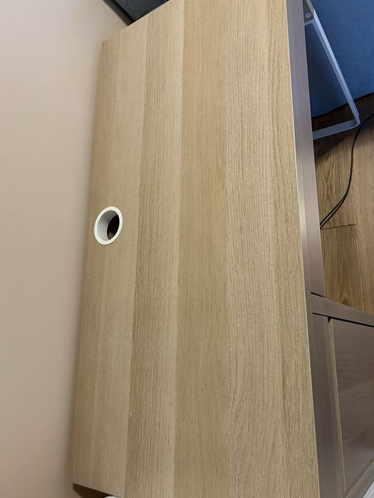 Biurko Micke Ikea - dąb bejcowany na biało