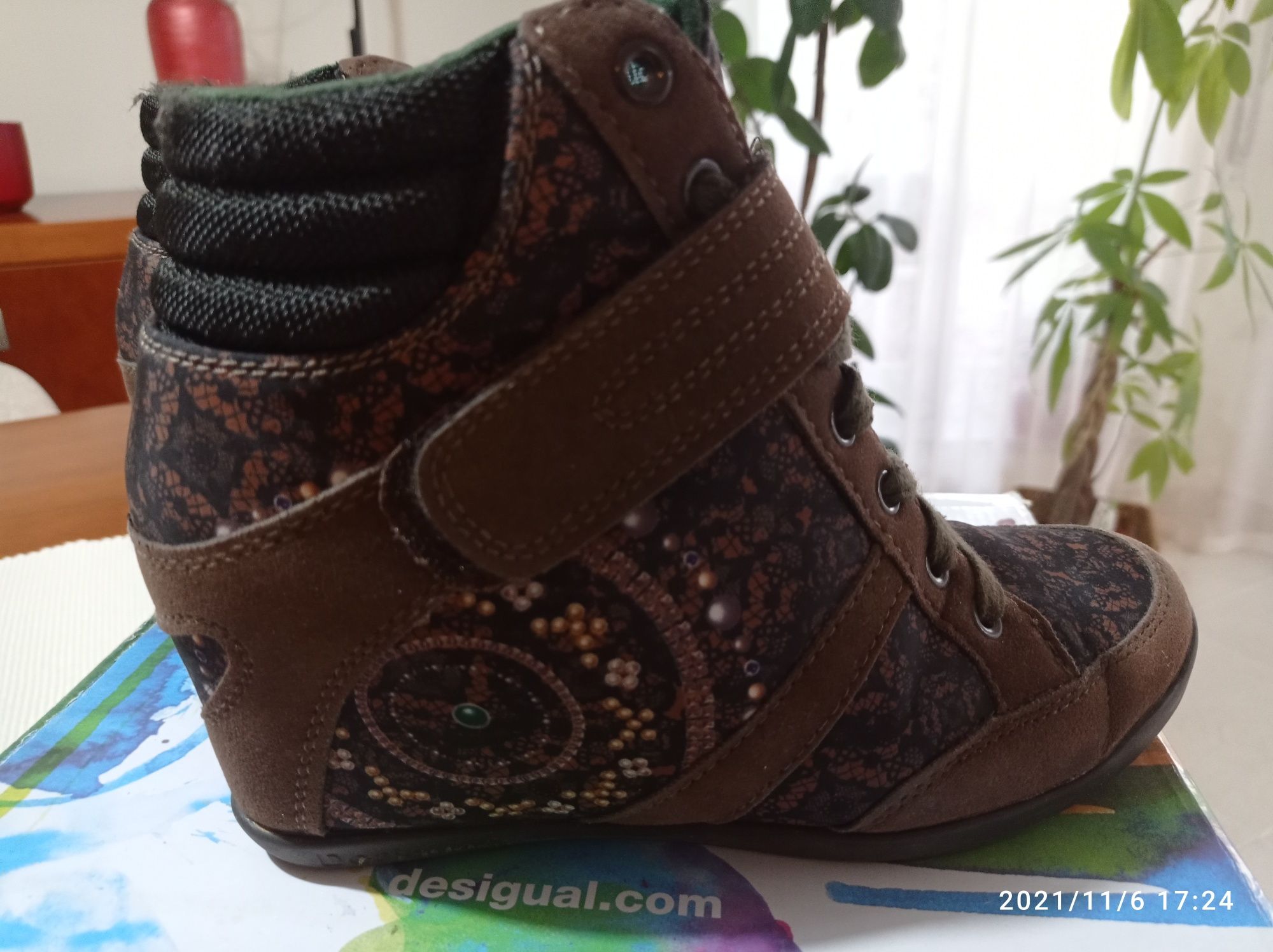 Botas desigual com salto em cunha