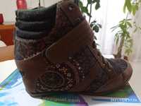 Botas desigual com salto em cunha