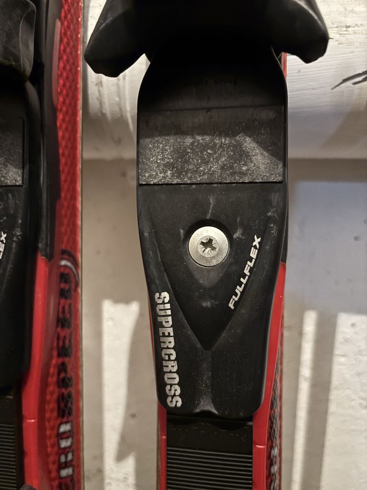 Skis ATOMIC + fixações Atomic e bastons