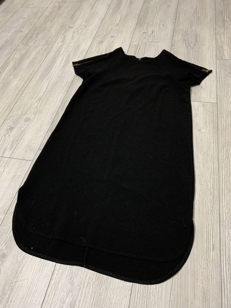 Платье черное с коротким рукавом, на рукавах замочки
