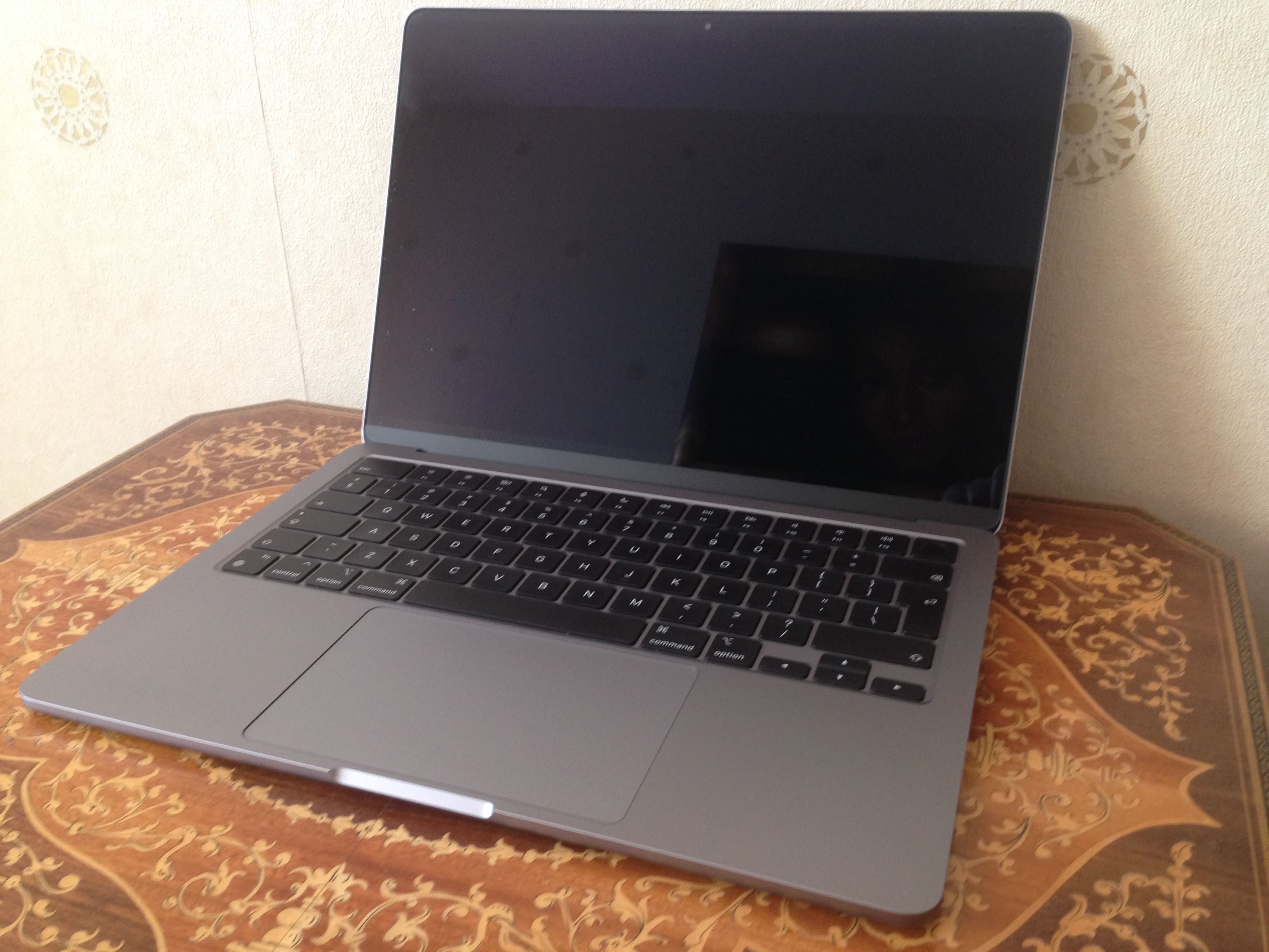 MacBook Air M2 8-rdzeniowe CPU , 10-rdzeniowe GPU 8 GB RAM 512 GB SSD